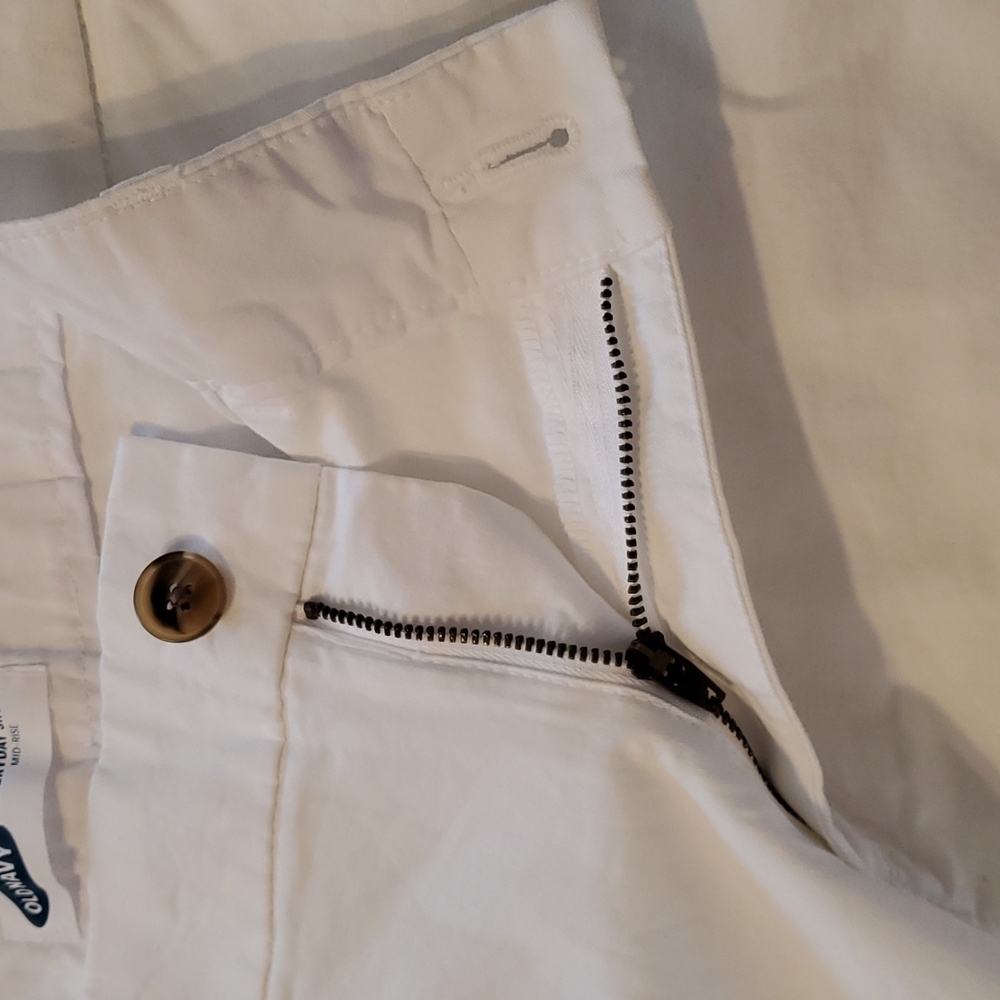 Old Navy mid-rise shorts - Picture 6 of 10